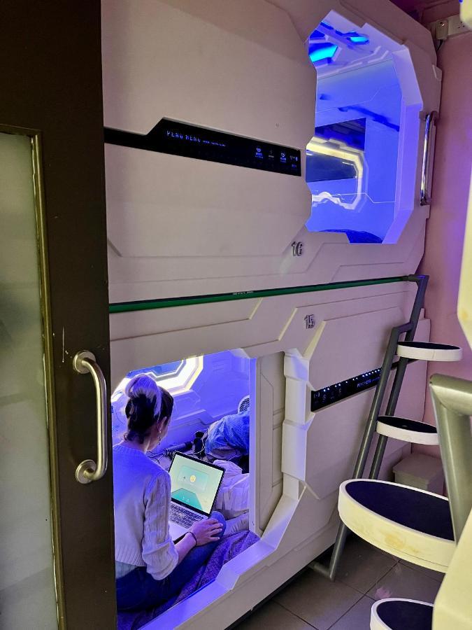 Bestow Capsule Hostel Куала Лумпур Екстериор снимка